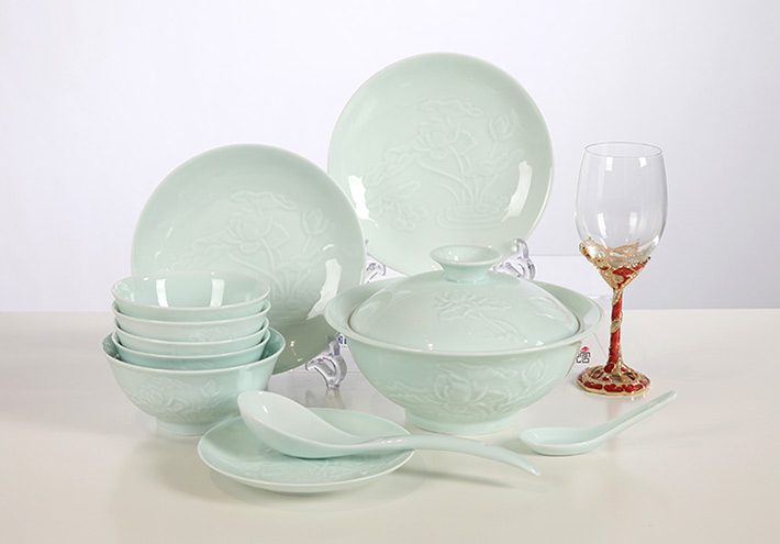 32头影青雕镂餐具荷花